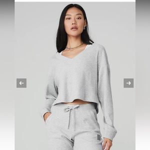 ALO *NEW WITH TAGS* Muse V-neck Pullover